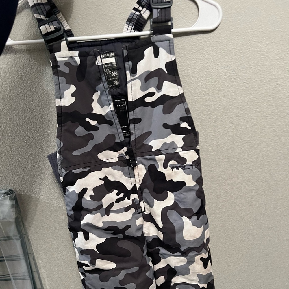 Boys 4T camo snowpants